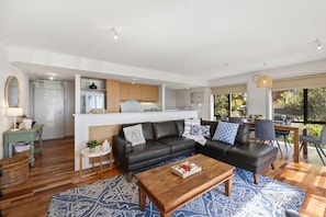 Un espacio moderno para vivir con cocina, comedor y zona de estar.