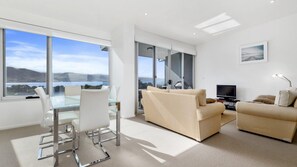 TV, DVD player - Apollo Blue 11 - Modern, Ocean Views, Central Location. (Apollo Bay)
