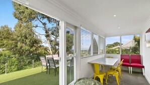 Outdoor dining - Morningside (Lorne)