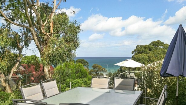 Outdoor dining - Morningside (Lorne)