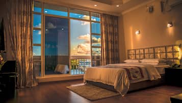 Villa – grand, 1 queensize-seng, ikke-røyk | Sengetøy av topp kvalitet, skrivebord og skrivebord for bærbar PC