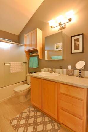 Hair dryer, towels, soap, toilet paper - LOCATION! WALK TO DOWNTOWN AND OLD MILL - ONE BEDROOM ONE BLOCK FROM THE RIVER (Bend)