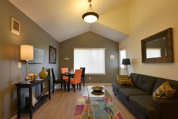 Smart TV - LOCATION! WALK TO DOWNTOWN AND OLD MILL - ONE BEDROOM ONE BLOCK FROM THE RIVER (Bend)