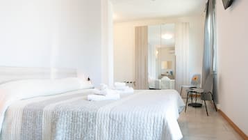 Quarto quádruplo superior | Frigobar, cofres nos quartos, escrivaninha, berço de viagem