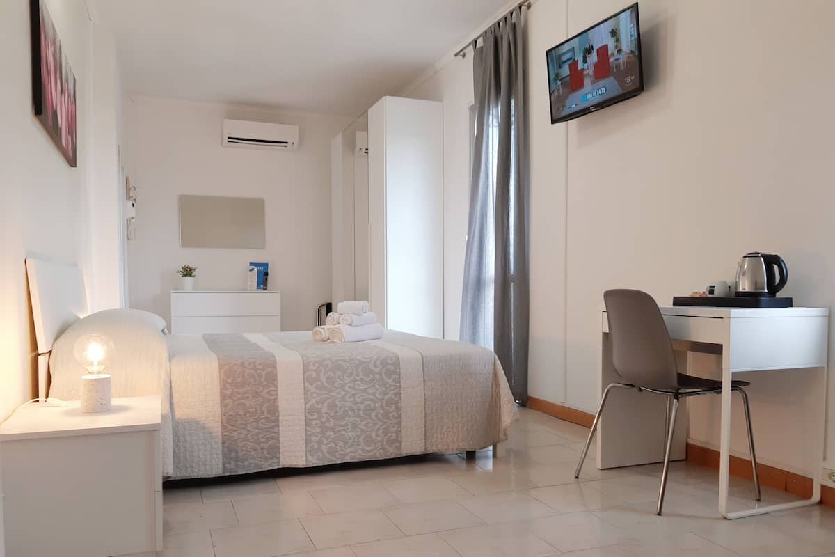 Superior Double Room | Minibar, in-room safe, desk, travel crib