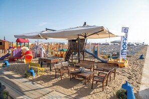 Private beach nearby, sun loungers, beach umbrellas, beach towels - Hotel Mara (Rimini)
