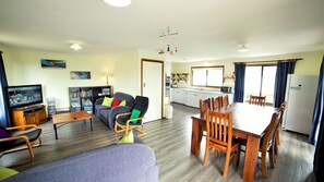 TV, DVD player - Blue Waves - Perfect Getaway For Families/Friends (Apollo Bay)