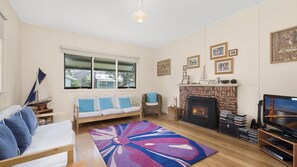 Fernseher, Kamin, DVD-Player, Musikbibliothek