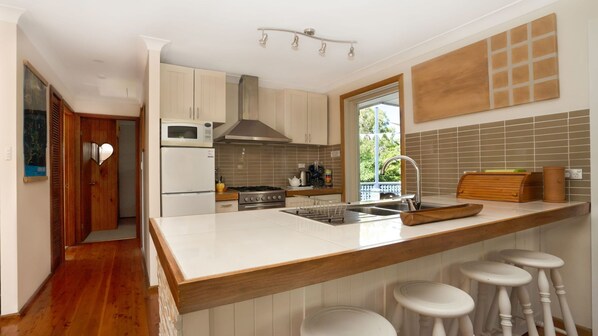 Kjøleskap, mikrobølgeovn, ovn og kokeplater