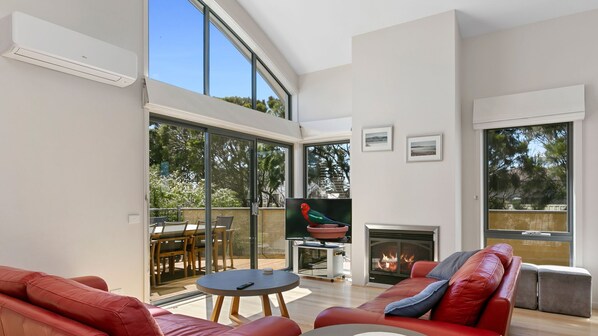 TV, fireplace, DVD player - Cape Vista 1 - At Apollo Bay (Apollo Bay)
