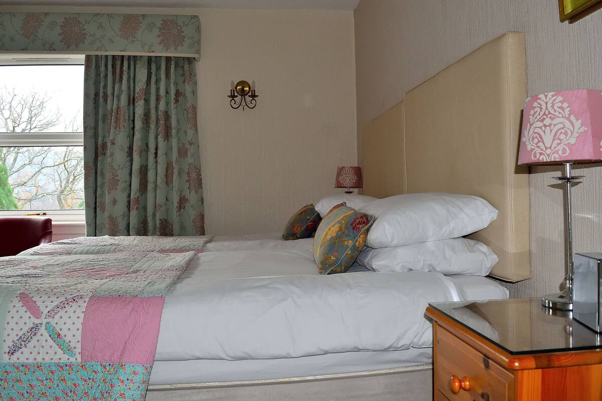 Camera con letto matrimoniale o 2 letti singoli, bagno in camera (Double/Twin with Garden View) | Ferro/asse da stiro, Wi-Fi gratuito, lenzuola