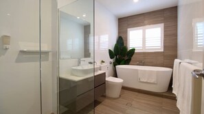 Bathtub, hair dryer, towels - Avalon Apartment - Heart of Huskisson (Free WIFI, Linen, A/C, Netflix & Garage) (Huskisson)
