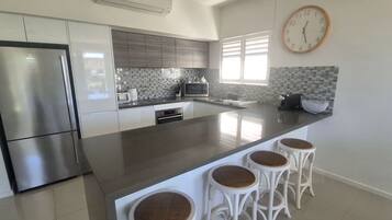 Kylskåp, mikrovågsugn, ugn och spishäll