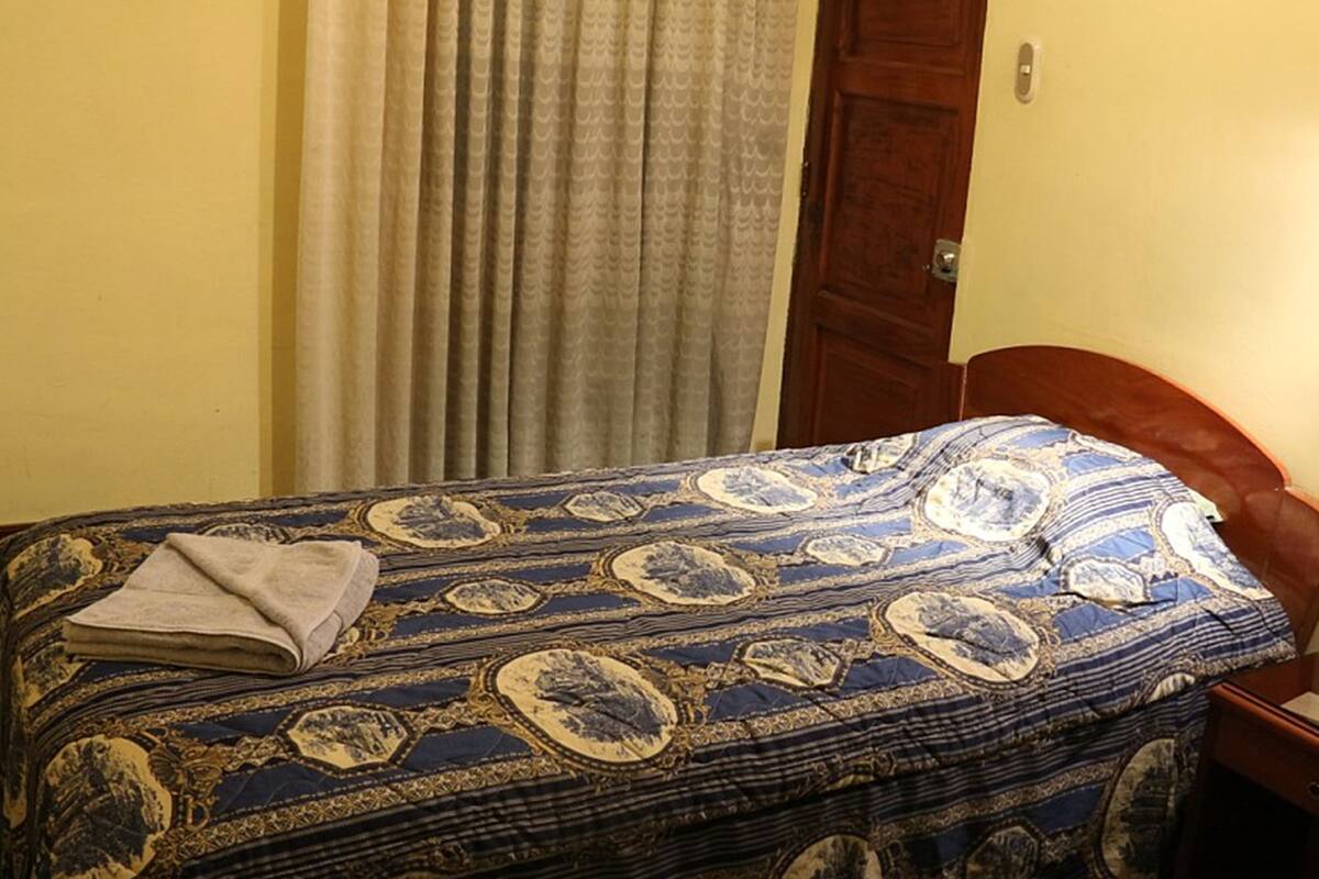 Quarto solteiro | Cofres nos quartos, Wi-Fi de cortesia, roupa de cama