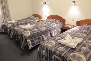 トリプルルーム | セーフティボックス (室内)、WiFi (無料)、ベッドシーツ