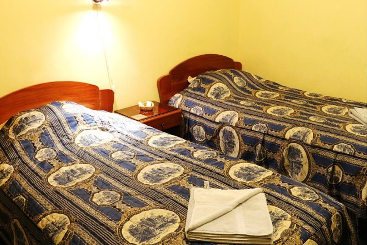 Quarto duplo | Cofres nos quartos, Wi-Fi de cortesia, roupa de cama