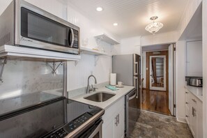 冰箱、微波炉、烤箱、炉灶