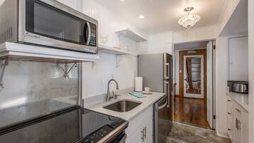 冰箱、微波炉、烤箱、炉灶