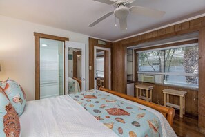 2 bedrooms, iron/ironing board, WiFi - Charming 2BR WATERFRONT home in Indian Rocks Beach, perfect for a coastal getaway! (Indian Rocks Beach)