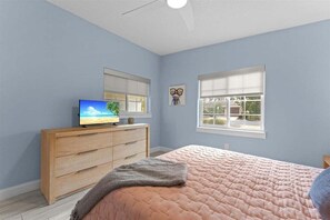 2 bedrooms, desk, iron/ironing board, WiFi - 2008 20th Ave Parkway ➠ Water Lover's Paradise | Waterfront • Private Dock • Heated Pool (Indian Rocks Beach)