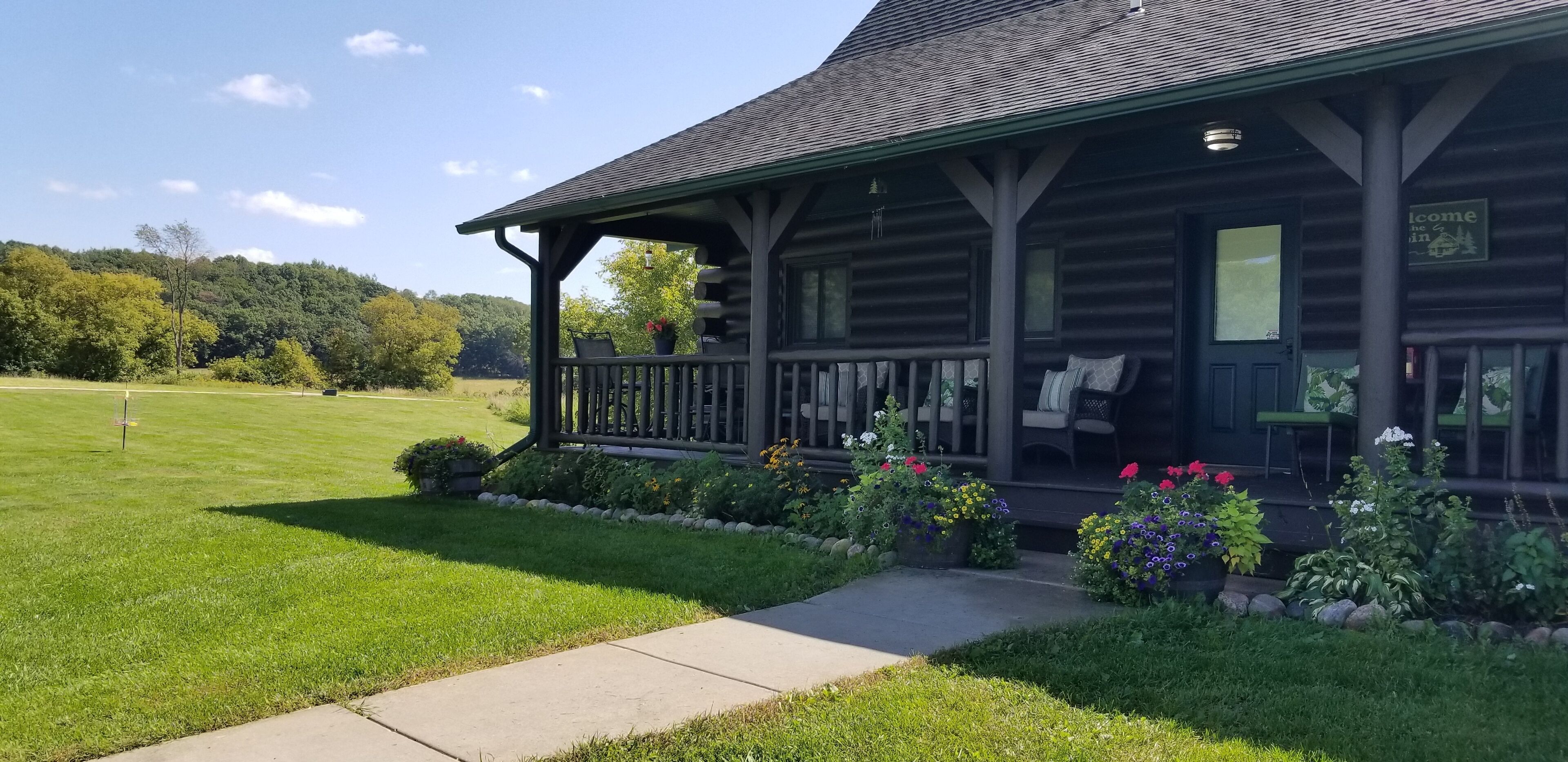Great Log Home with Plenty of Room to Relax, Sleeps 13, Close to Dells.