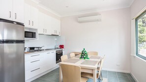 Kühlschrank, Mikrowelle, Herdplatte, Toaster