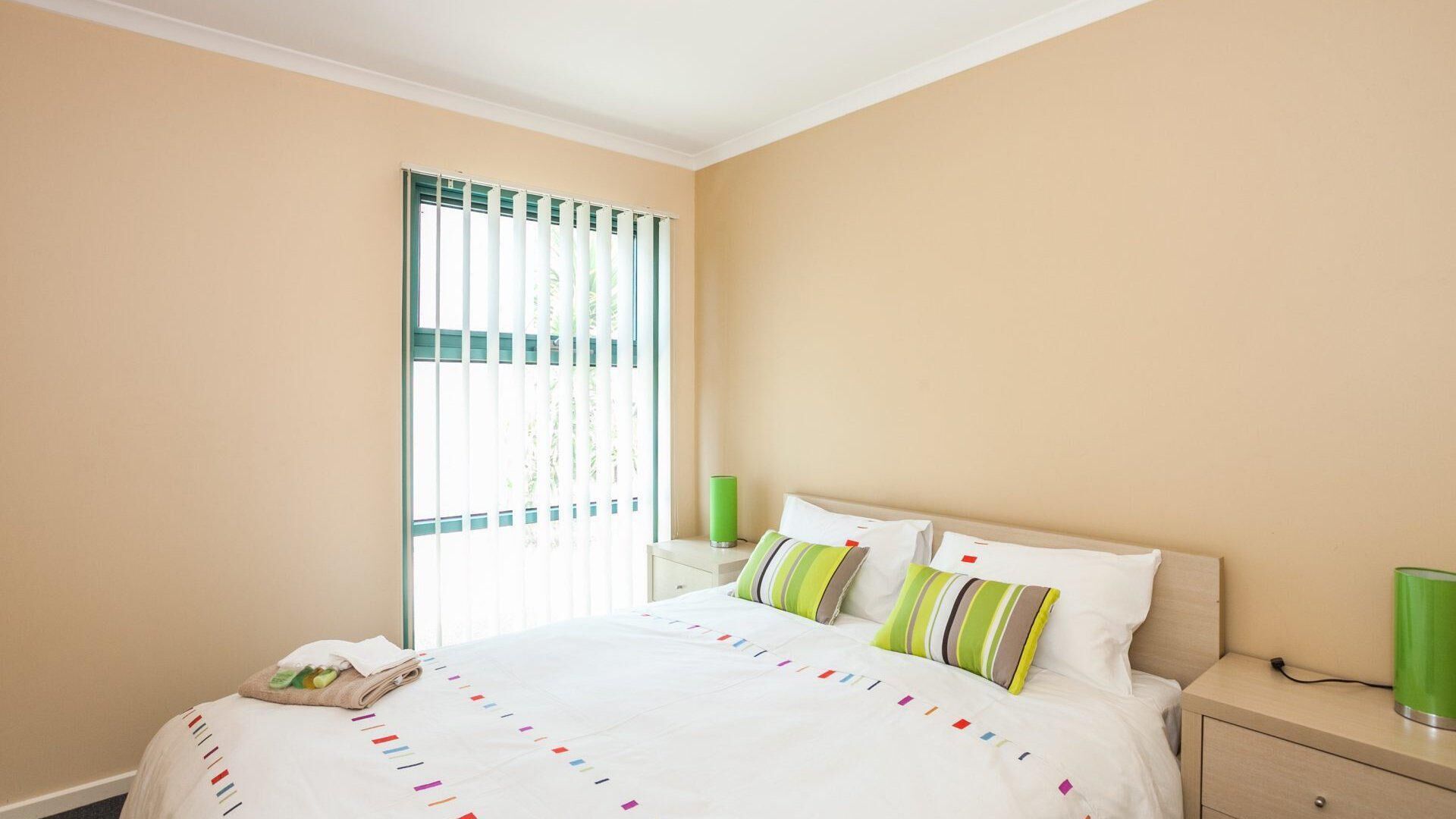 2 عدّة غرف نوم ومكواة/لوح كي وملاءات أسرّة