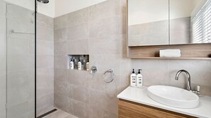 Shower, free toiletries