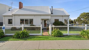 Exterior - The White House - Prime Location & Oozing Character - Wi-Fi (Apollo Bay)