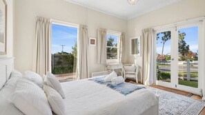 3 bedrooms, iron/ironing board, free Internet, bed sheets - The White House - Prime Location & Oozing Character - Wi-Fi (Apollo Bay)