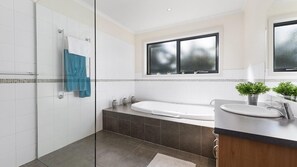 Shower, jetted bath, free toiletries - Cape Vista 3 - At Apollo Bay (Apollo Bay)