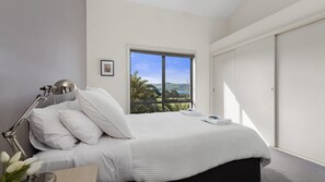 3 bedrooms, internet, bed sheets