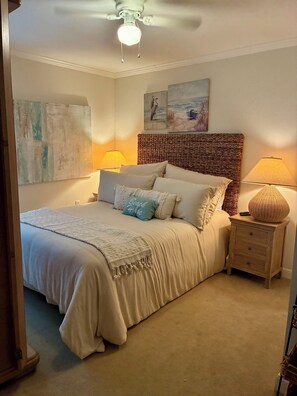 Room - Drive A Little!  Save A Lot!  Secluded cottage near the bay and beaches of 30 (Santa Rosa Beach)