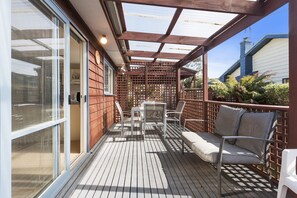 Outdoor dining - Budget By The Bay (Apollo Bay)