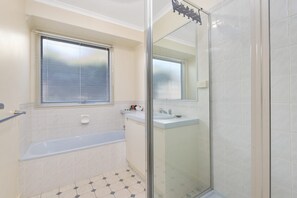 Bathroom - Budget By The Bay (Apollo Bay)