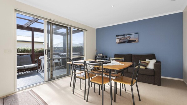 Interior - Budget By The Bay - Great Value & Position (Apollo Bay)