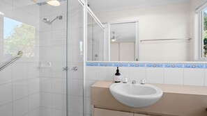 Shower - Beach View - Combining great views while being only a 1 minute walk to the Fairhaven Beach (Fairhaven)