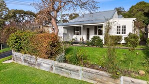 Exterior - Sur La Mer - Simply Sensational Location, Free Wifi, Wood Fire & More (Lorne)