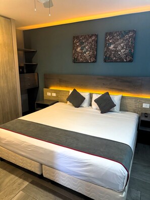 Habitación doble, vista al océano | Minibar, caja de seguridad en la habitación y escritorio 