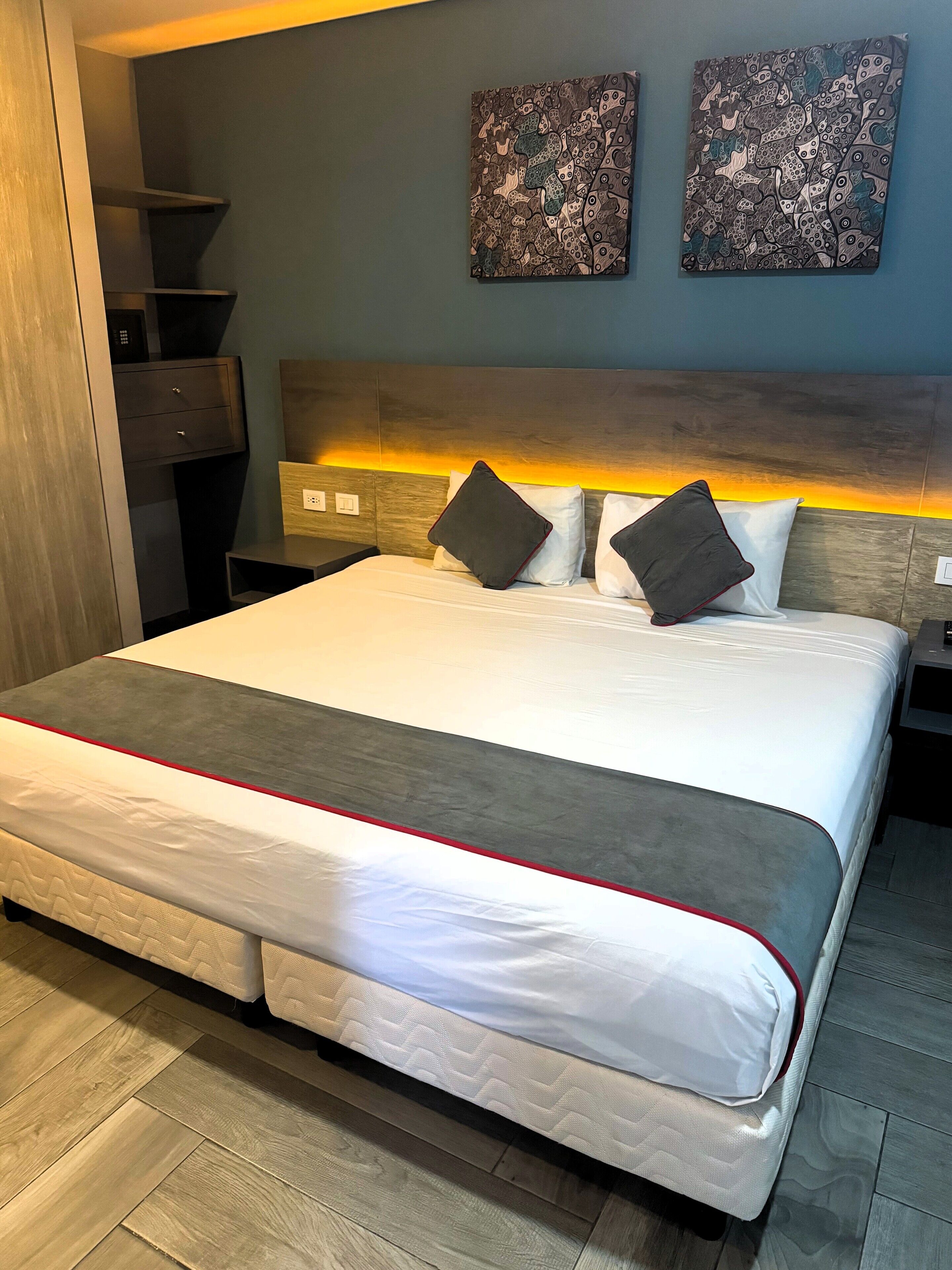 Habitación doble, vistas al mar | Minibar, caja fuerte, escritorio y espacio para trabajar con un portátil