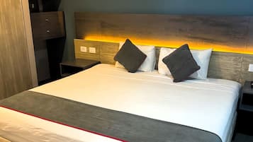 Habitación doble, vistas al mar | Minibar, caja fuerte, escritorio y espacio para trabajar con un portátil