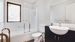 Combined shower/bathtub, free toiletries, hair dryer - Otway Vista 12 - Apollo Bay (Apollo Bay)