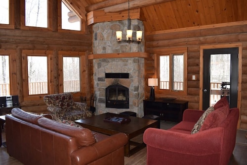 Le montagnard #057; Majestic log home in the wood and only 20 minutes from Mont-Tremblant