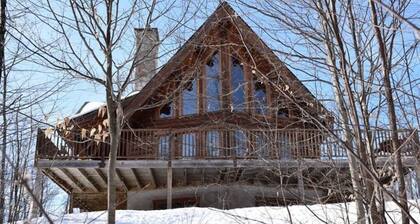 Le montagnard #057; Majestic log home in the wood and only 20 minutes from Mont-Tremblant