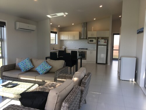 stunning 2 bedroom 2 bathroom holiday home with a kiwiana caravan for extra beds