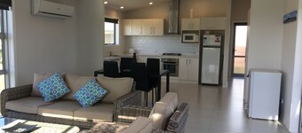 fantastisk 2 sovrum 2 badrum stuga med en kiwiana husvagn för extrasängar