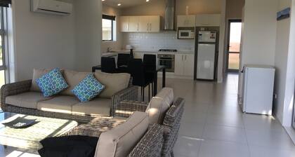 stunning 2 bedroom 2 bathroom holiday home with a kiwiana caravan for extra beds