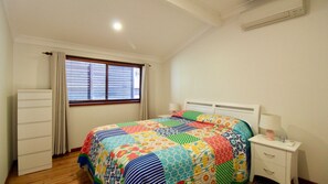 4 bedrooms, iron/ironing board, Internet - Burrill's Cedar Cottage - Walking Distance to Water (Huskisson)