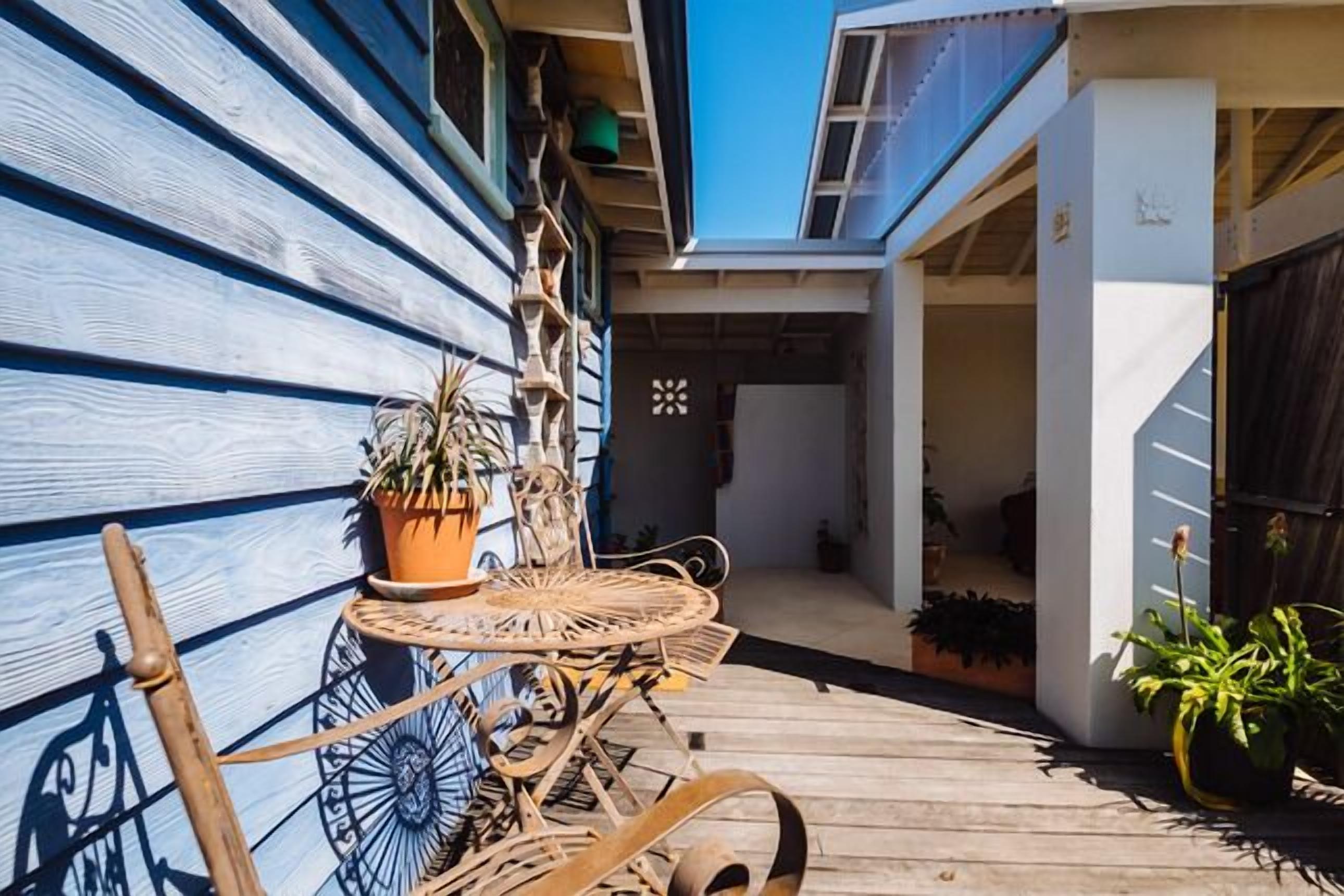 The blue beach house — image 17