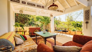 Outdoor dining - The blue beach house (Quinns Rocks)